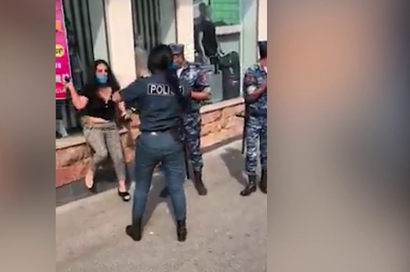 Ինչպես է կին ոստիկանն ուժ գործադրելով փորձում կնոջը ստիպել ենթարկվել իրենց պահանջին